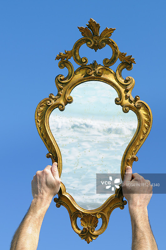 镜子反映海图片素材