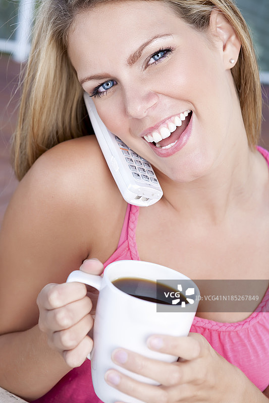 喝咖啡和打电话的女人图片素材