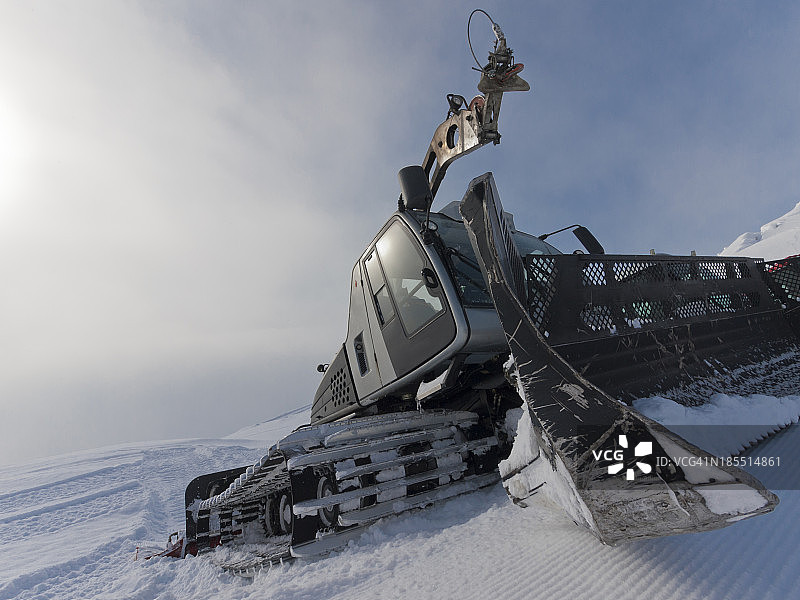 滑雪场雪车停在雪上后准备雪道图片素材