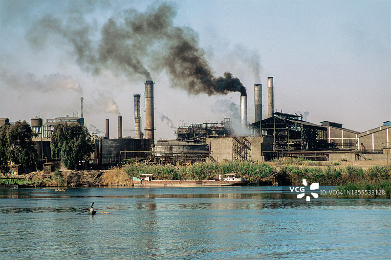 埃及尼罗河边的工厂冒着黑烟图片素材