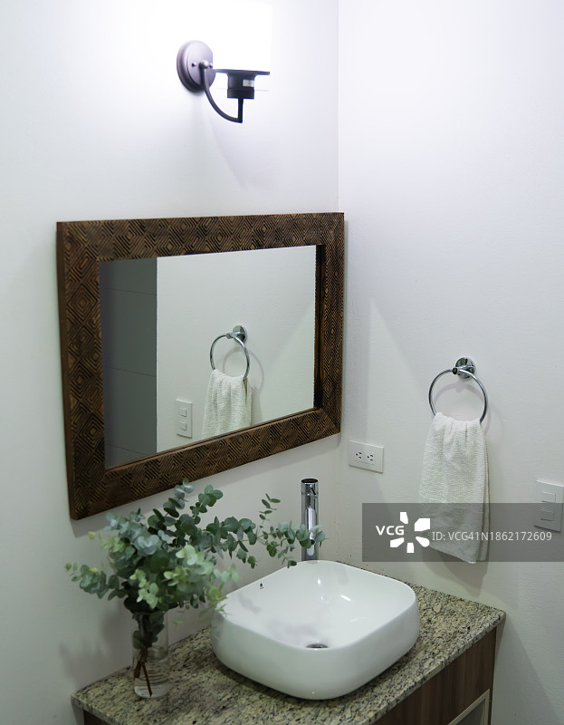 浴室优雅:水槽，手巾，镜子与花瓶图片素材