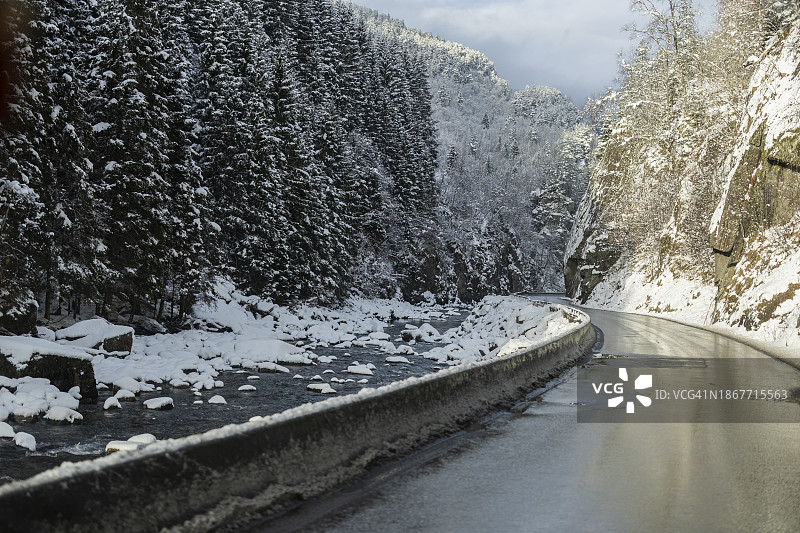 山口公路在下雪的冬天图片素材