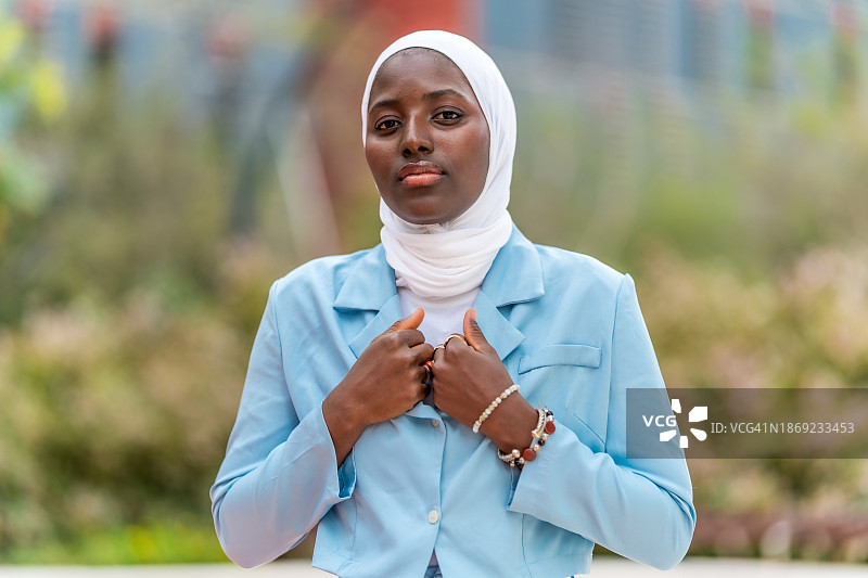 穆斯林非洲女商人自豪地站在城市里图片素材