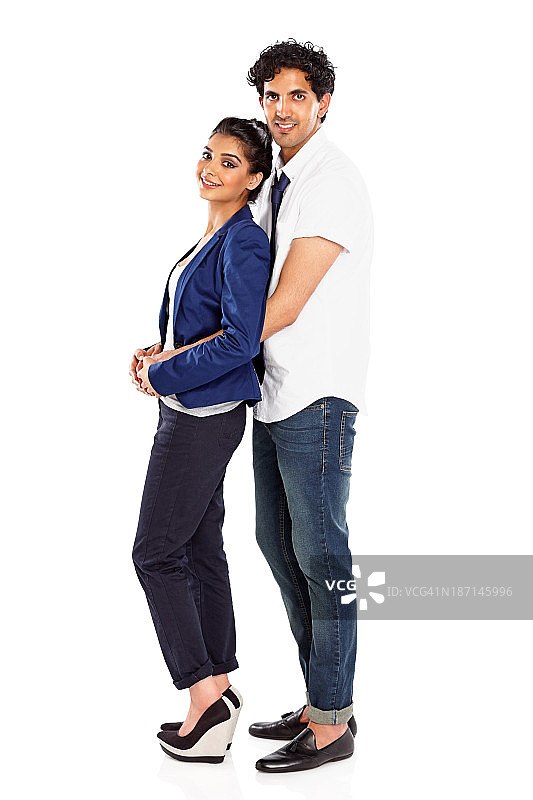 一对浪漫的年轻印度夫妇站在白布上图片素材