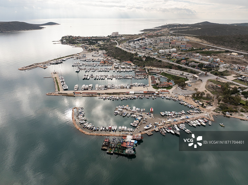 在Cesme的Alacati码头的鸟瞰图。土耳其伊兹密尔的夏季旅游地标。图片素材