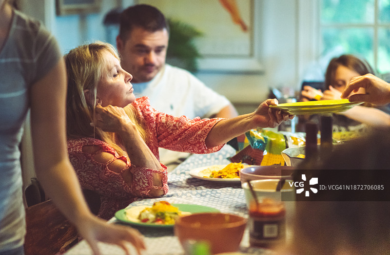 几代同堂的大家庭在家里一起吃顿随意的晚餐图片素材