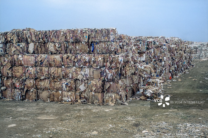 废纸捆和卡回收在造纸厂，埃塞克斯，英国图片素材