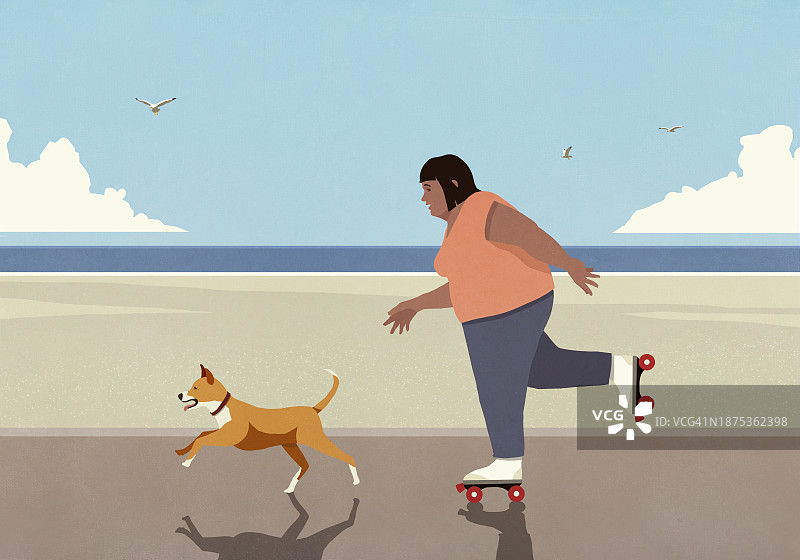 一个超重的女人带着狗在阳光明媚的海滨木板路上滑旱冰图片素材