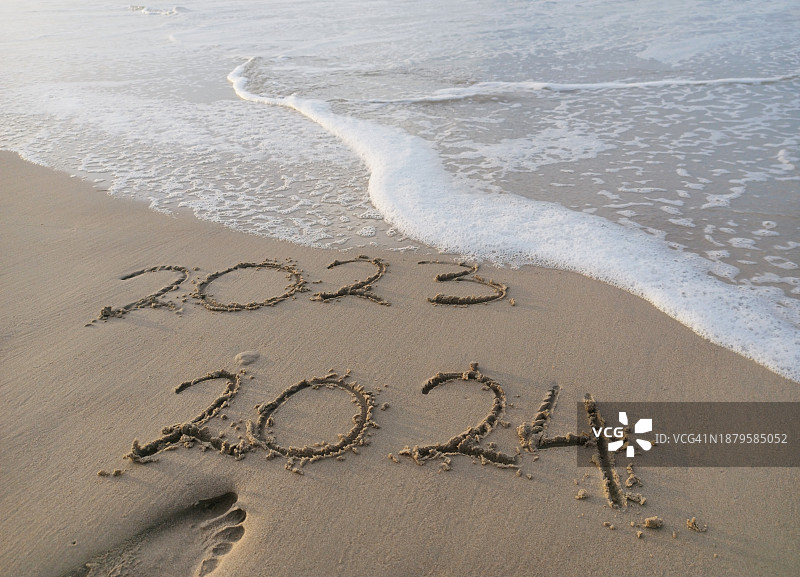 2023年和2024年写在波涛汹涌的沙滩上图片素材