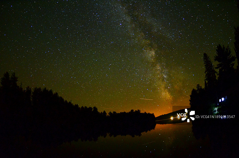 加拿大夜晚的湖对星场的风景图片素材