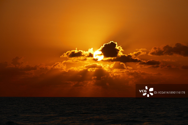 日落时，美国好莱坞海滩的海景与天空相映成趣图片素材