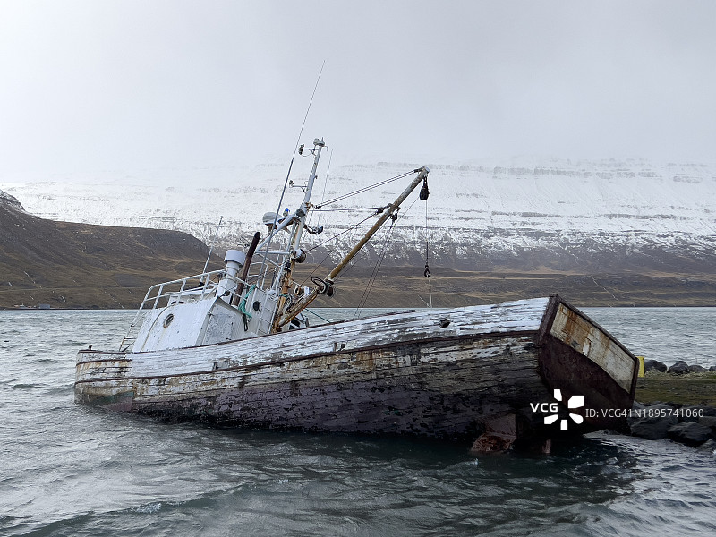 Seydisfjördur峡湾的沉船事故图片素材