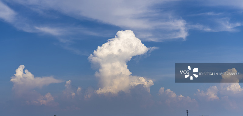 头顶形状的云掠过天空图片素材