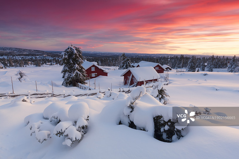 Sjusjøen和Lillehammer附近被雪覆盖的小木屋上的日落图片素材