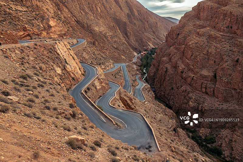摩洛哥达德斯山谷山坡上蜿蜒道路的高角度视图图片素材