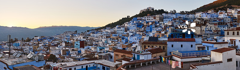 摩洛哥，蓝色城市舍夫沙万黄昏的城市全景图片素材