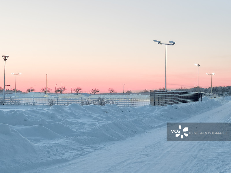 黄昏时白雪覆盖的田野图片素材