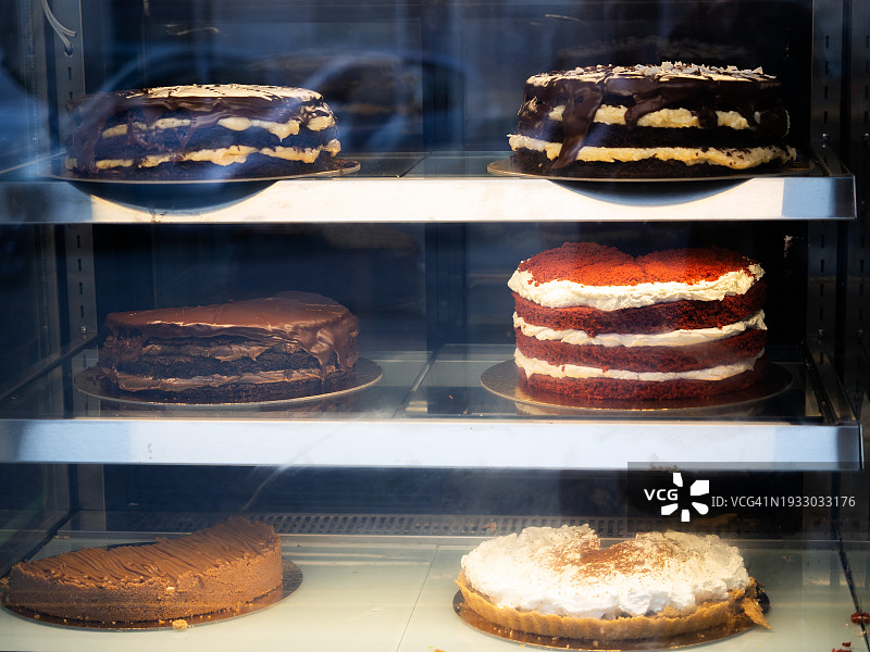 面包店橱窗里陈列的蛋糕图片素材