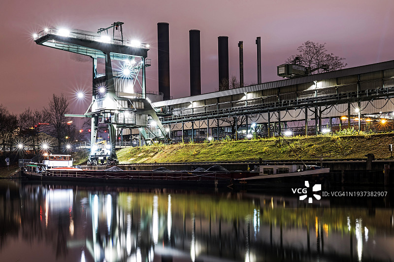 带煤起重机和货轮的火力发电站(柏林莫阿比特)图片素材