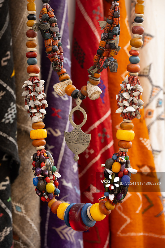 摩洛哥项链和布料，马拉喀什麦地那市场。图片素材