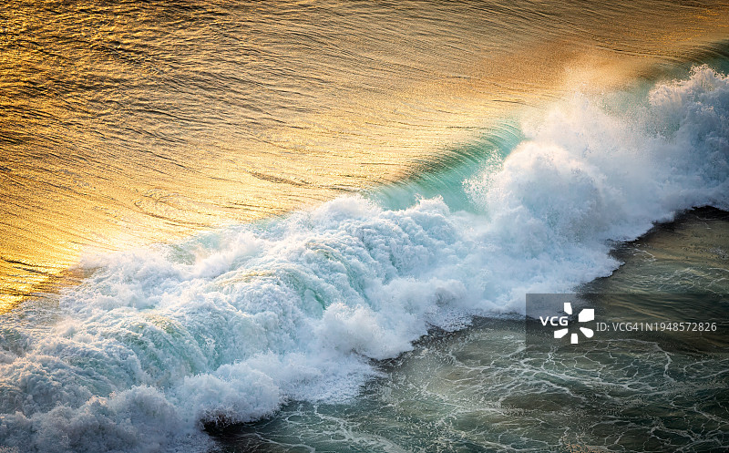 乌鲁瓦图日落时的大浪图片素材