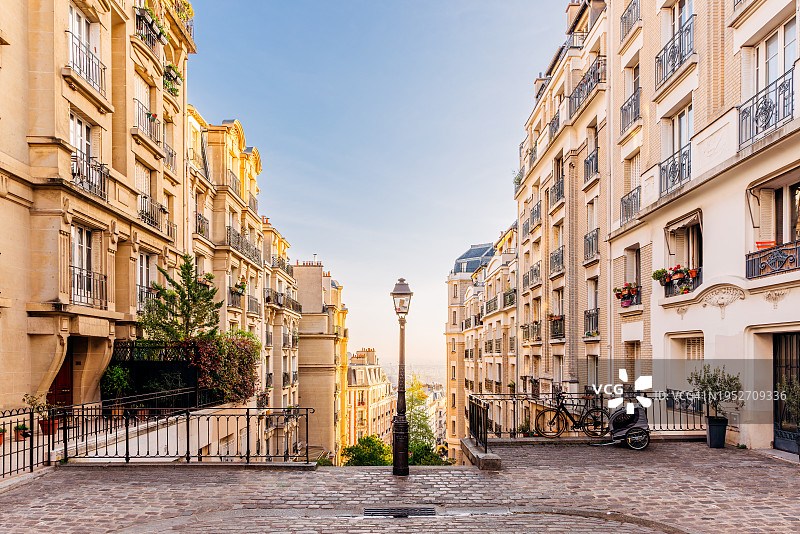 一个阳光明媚的早晨，法国巴黎蒙马特街道广角视图图片素材