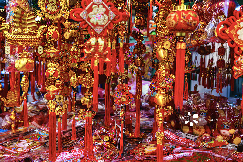 亚洲泰国曼谷耀瓦叻路，春节期间，街头市场出售中国彩灯和装饰品图片素材