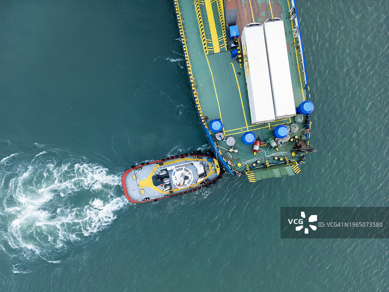 货船进港时，拖船跟着它。İnternational海洋运输图片素材