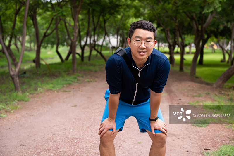 一名韩国男子在墨西哥的公园里锻炼身体图片素材