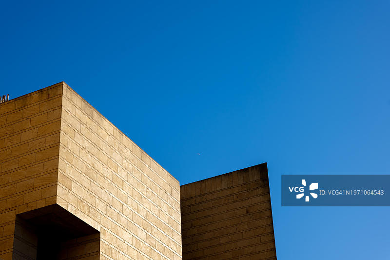 欧洲意大利伦巴第，意大利坎皮奥内，蓝天下的现代设计建筑图片素材
