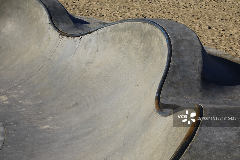 滑板公园——用于滑板的混凝土坡道图片素材