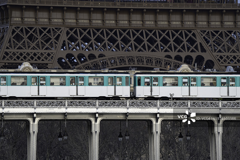 法国巴黎，有地铁和埃菲尔铁塔的比尔哈基姆桥图片素材