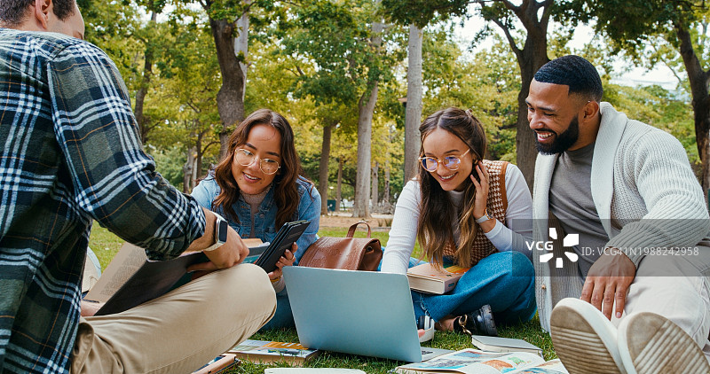 快乐的小组，学生和笔记本电脑在公园里进行研究，教育或户外学习。年轻的学术学习者，在自然的草地上进行项目、协作或团队合作图片素材