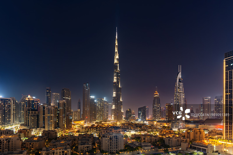 迪拜城市夜间照明天际线图片素材