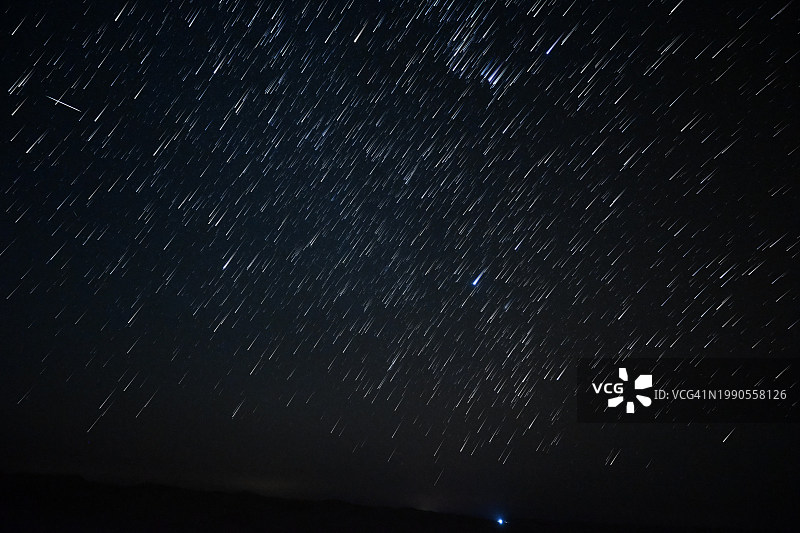 夜晚星空映衬下的星场风景图片素材