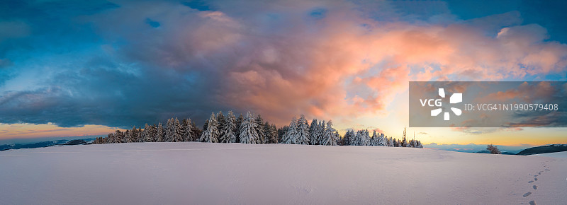 日落时分，意大利安科纳，波吉奥圣罗穆阿尔多，白雪覆盖的风景映衬着天空图片素材