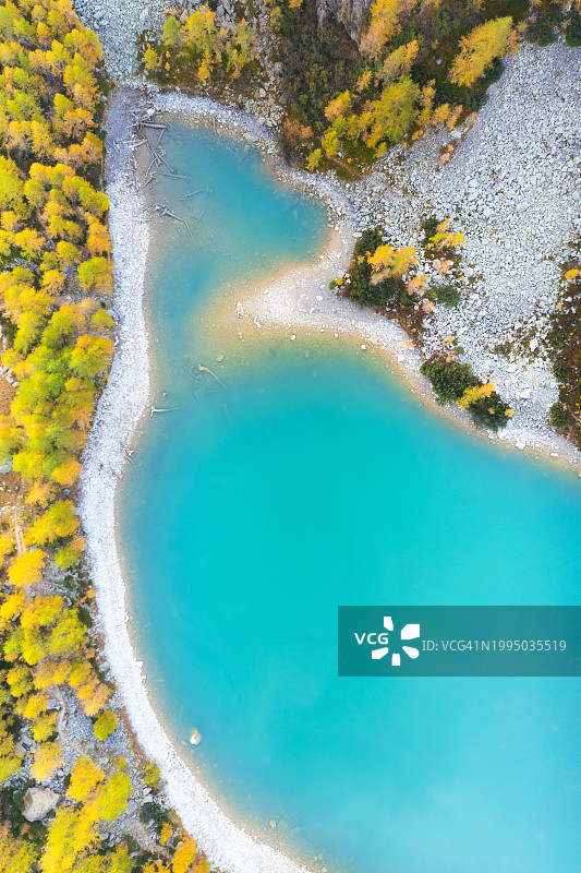 秋季Lagazzuolo湖鸟瞰图。图片素材