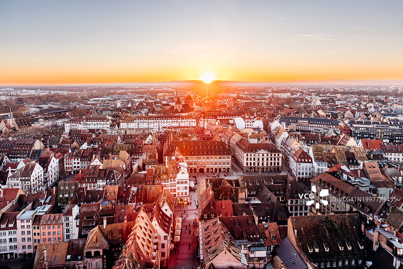 法国阿尔萨斯，日落时的斯特拉斯堡老城鸟瞰图图片素材