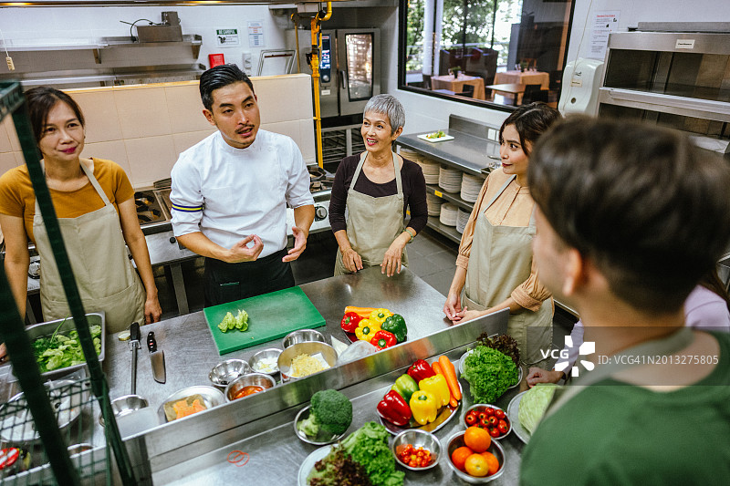 烹饪大师揭秘:亚洲厨师在专业烹饪学校的教学课程图片素材