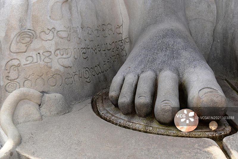 脚，Gomateshwara雕像，耆那苦行者，耆那教寺庙在Vindyagiri山上，Shravanabelagola，卡纳塔克邦，南印度，印度，亚洲图片素材