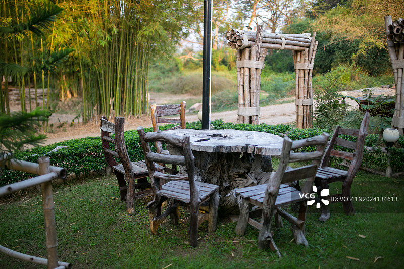 花园里的木桌和木椅。图片素材