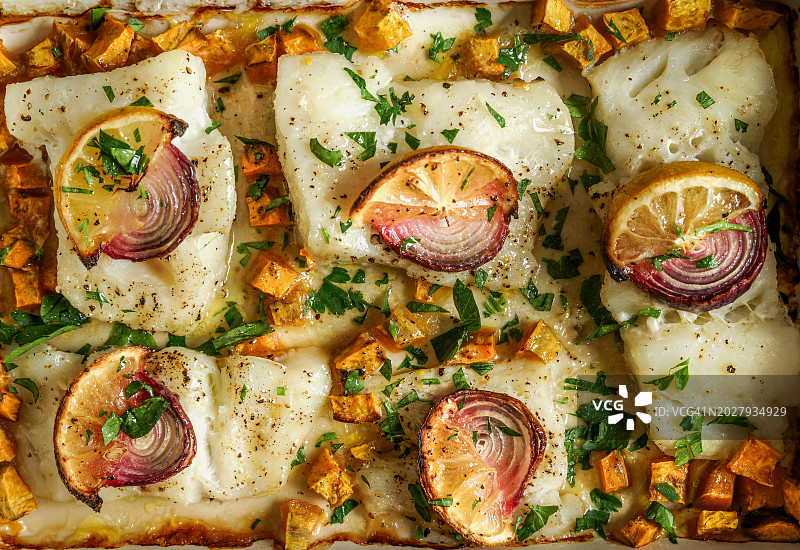 蔬菜酱烤鳕鱼片配洋葱和柠檬片图片素材