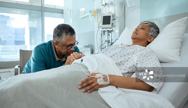 躺在病床上的男人、女人和病人祈祷着康复、希望和对医疗保健的信心。老夫妇，生病和悲伤的癌症，支持和爱或崇拜同情和健康图片素材