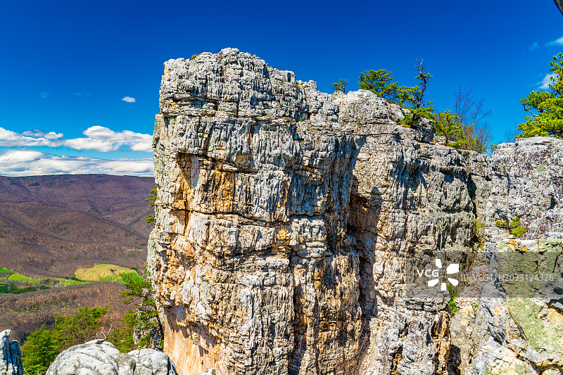 蓝天映衬下的岩层，西弗吉尼亚州，美国图片素材