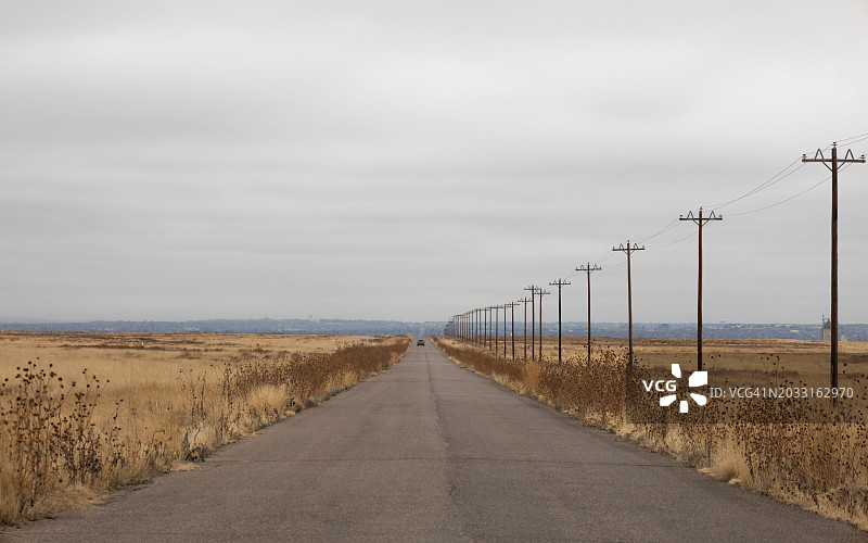美国科罗拉多州，商业城，沿着乡村景观的空旷道路图片素材