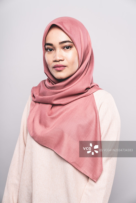 马来西亚妇女与粉红色的头巾工作室肖像图片素材