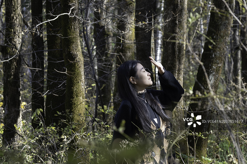 在森林中感受大自然的女人图片素材
