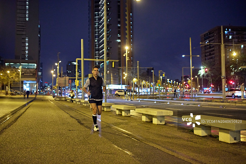 城市运动员在晚上跑步图片素材