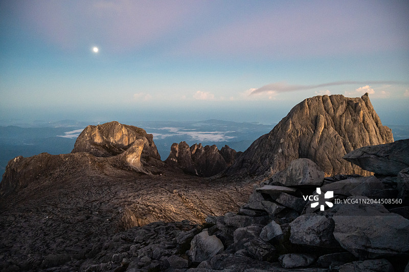 在马来西亚京那巴卢山公园，从洛峰的顶端看到月亮从其他山峰(如维多利亚峰等)升起的壮观景象。图片素材