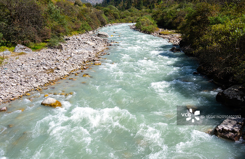 一条来自尼泊尔南部的河流沿着朗塘徒步路线流下。图片素材